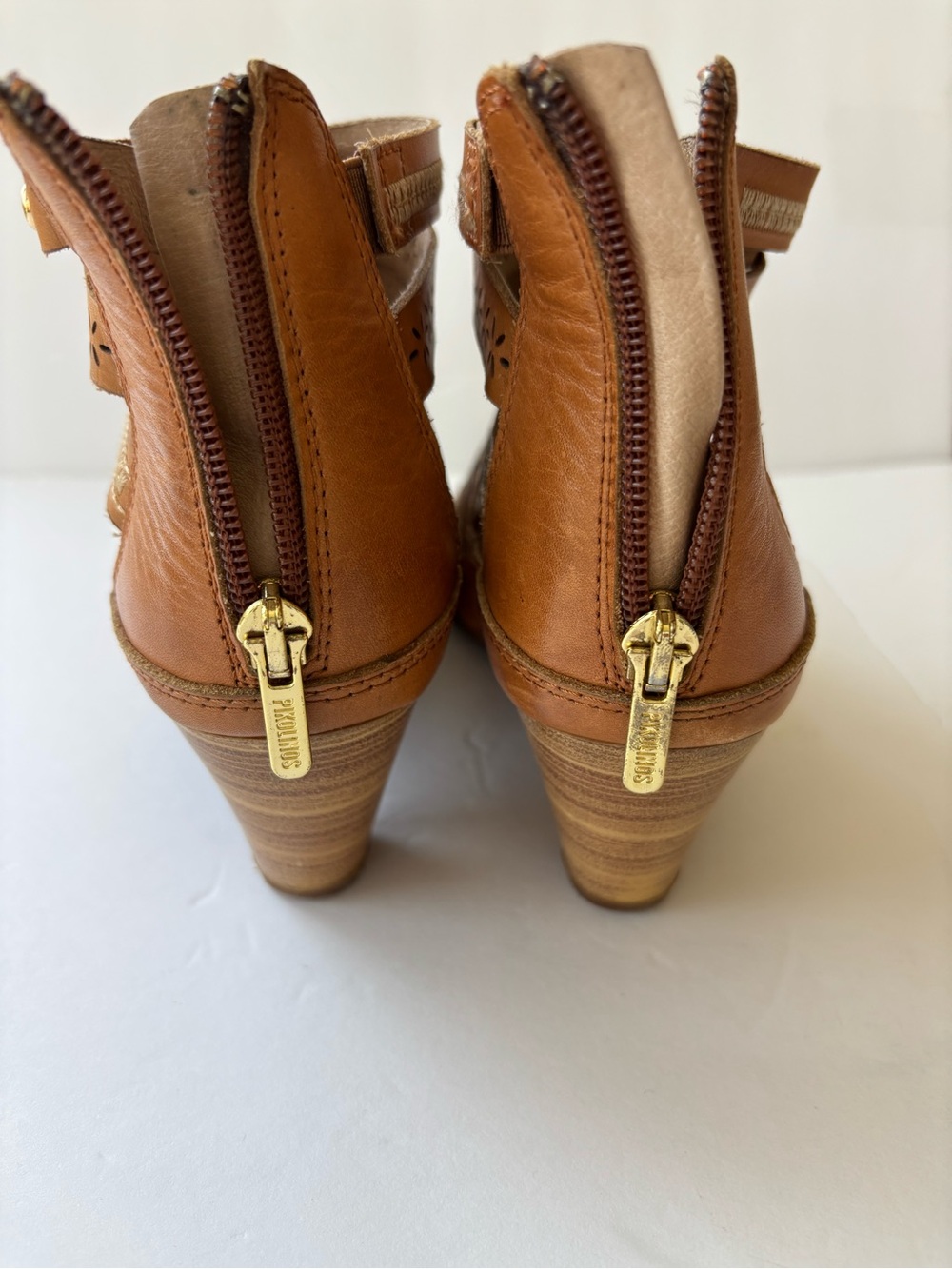 Pikolinos Women's leather Tan Cutout Gladiator Sandals - Picture 3 of 6
